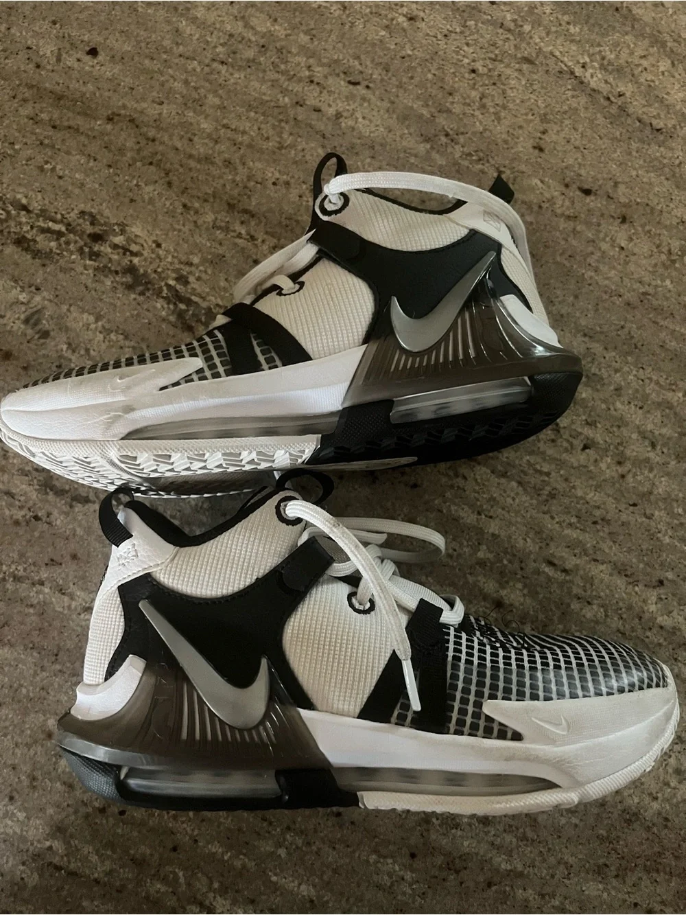 Nike LeBron Witness 7 basketball 4.5Y